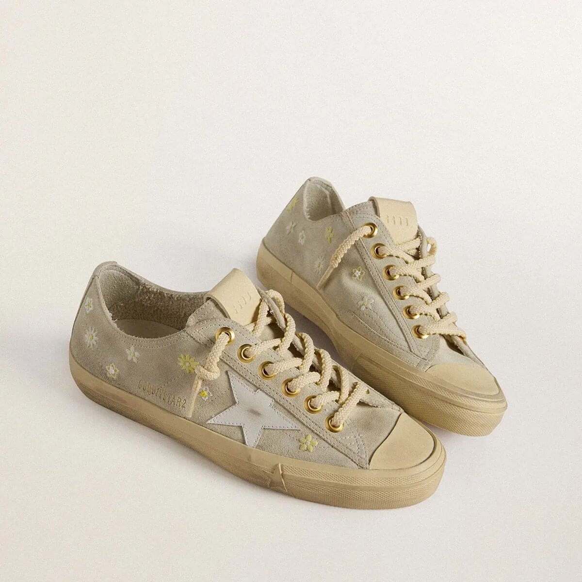 Golden Goose V-Star In Ice-Gray Suede With White Leather Star And Floral Embroidery Golden Goose V-Star In Ice-Gray Suede With White Leather Star And Floral Embroidery
